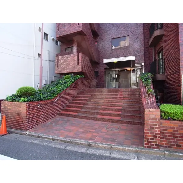 サンビューハイツ五番町のエントランス