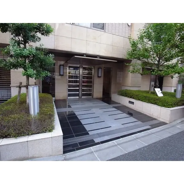 グラーサ三番町のエントランス
