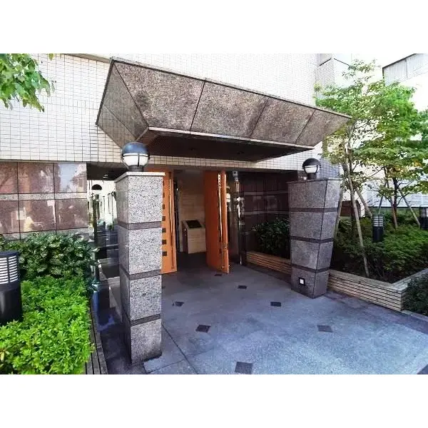 アビテ市ヶ谷納戸町のエントランス
