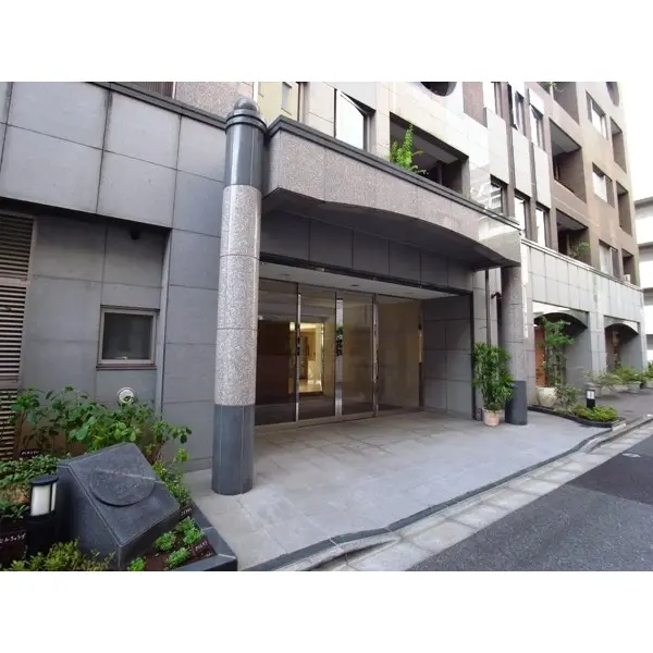 パレスサイド三番町のエントランス