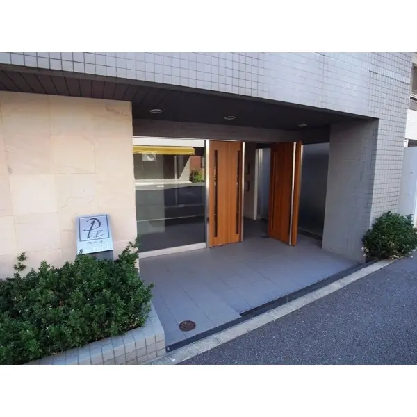プレジール三番町のエントランス