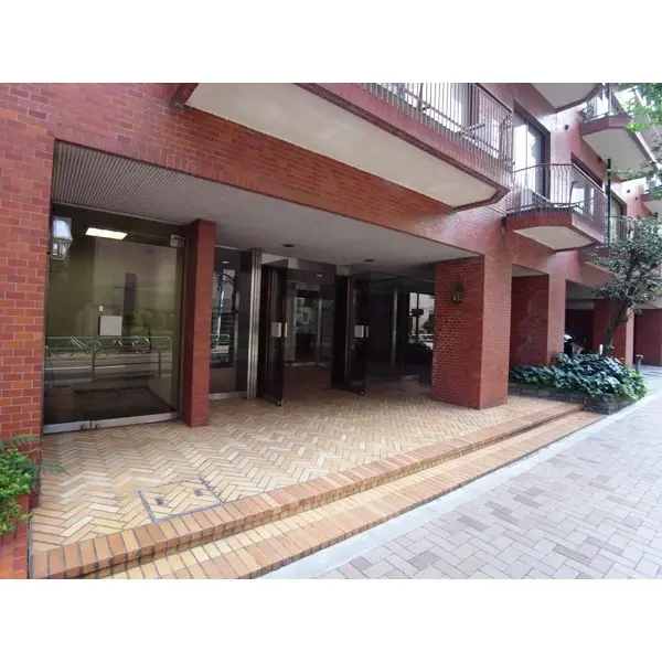 ヴィラロイヤル三番町のエントランス