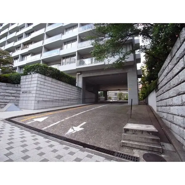 麹町三番町マンションのエントランス