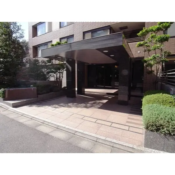 グランフォルム六番町のエントランス