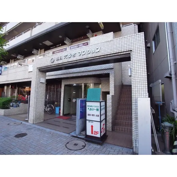 朝日六番町マンションのエントランス