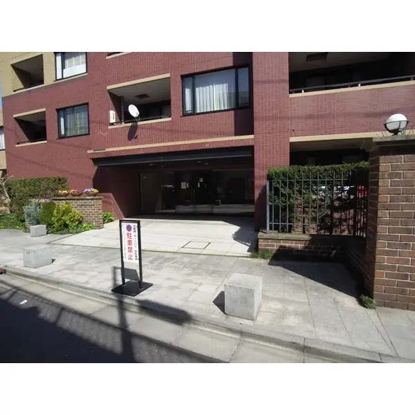 ファミールスクエア中野坂上のエントランス