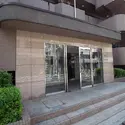 エスバイエル代々木西原のエントランス