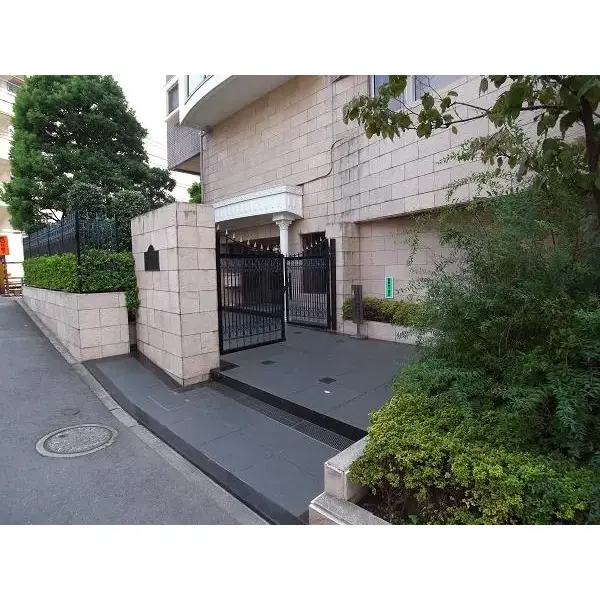 グランエクレール参宮橋のエントランス
