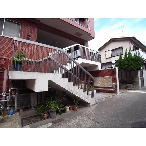 トーア明大前マンションのエントランス