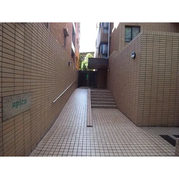 アピカ赤堤のエントランス