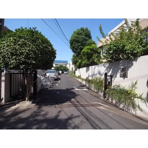 アルス宮の坂のエントランス