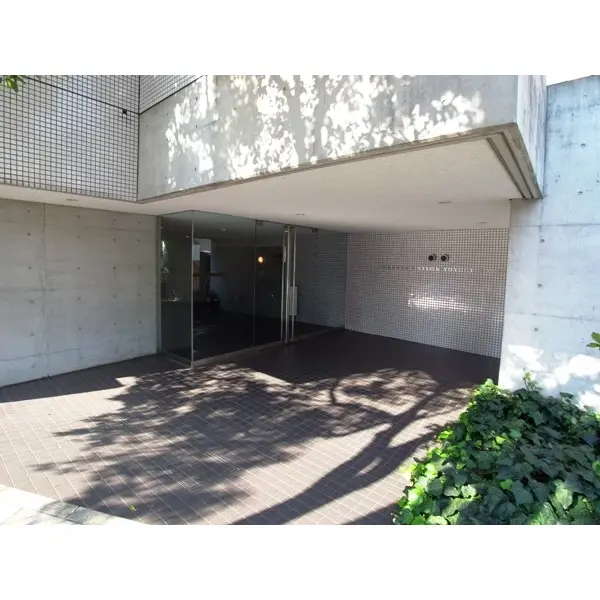 グランドメゾン代々木公園のエントランス