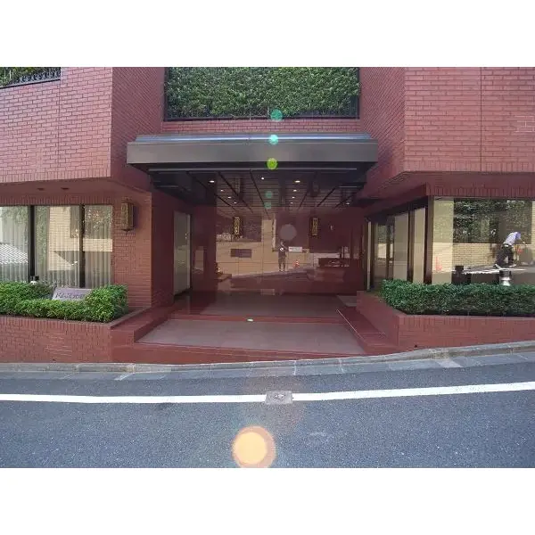 ドムス元麻布西館のエントランス