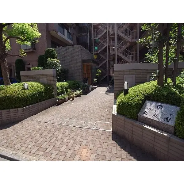 朝日クレスパリオ北新宿のエントランス