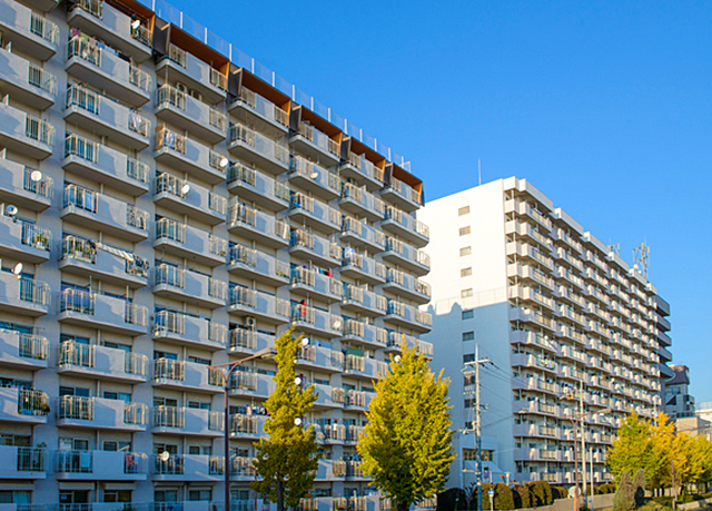 年代から建築当時の法令やトレンドをチェック　特徴から見る　中古マンション　構造や設備・仕様などのトレンドは、時代によって次々と移り変わりますし、建築基準法など法令の改正によってもマンションのスペックや住み心地は変化します。そこで今回は、建てられた時期による中古マンションの違いをご紹介していきます。