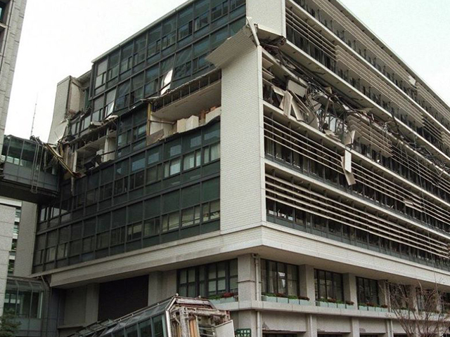 6階部分が崩壊した神戸市役所
